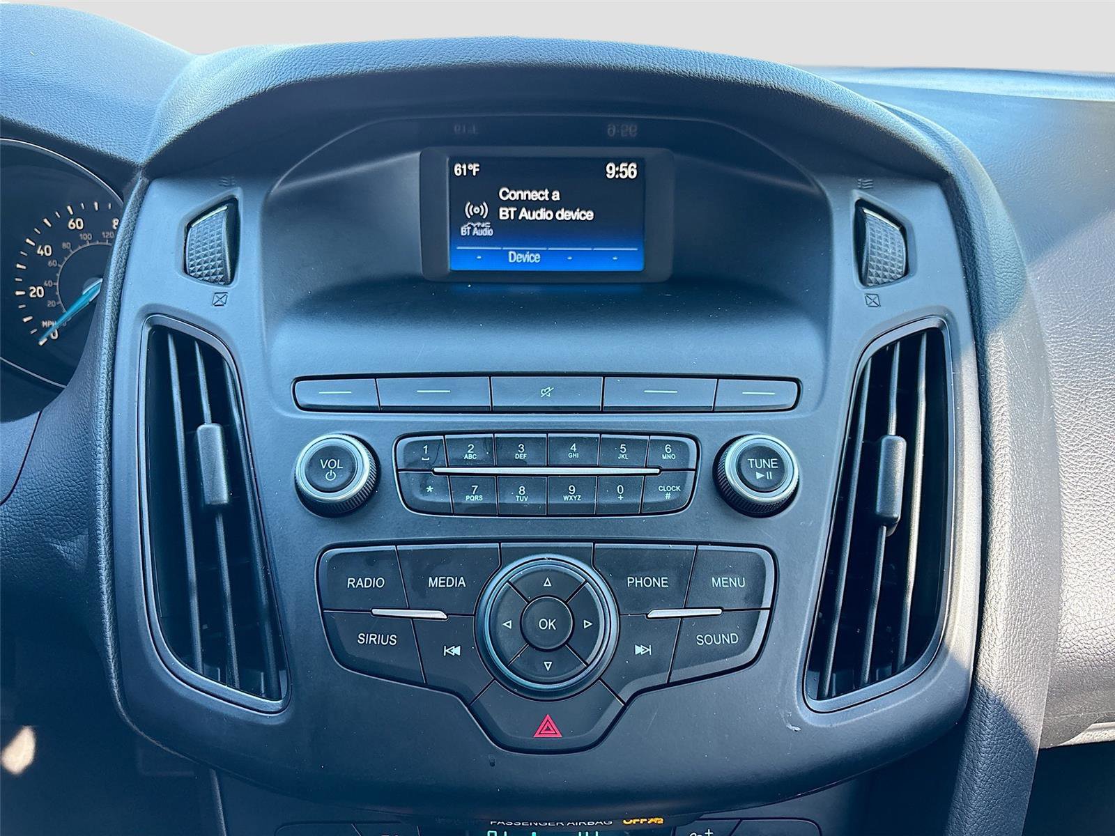 Used 2018 Ford Focus SE w/ SE Appearance Package image 16