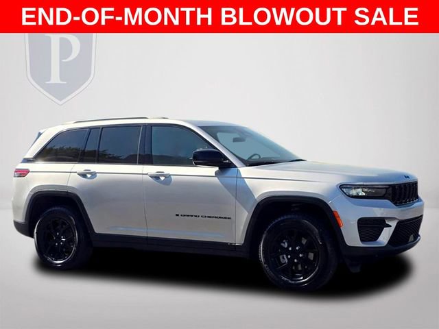 Used 2025 Jeep Grand Cherokee Altitude AWD/4WD image 2