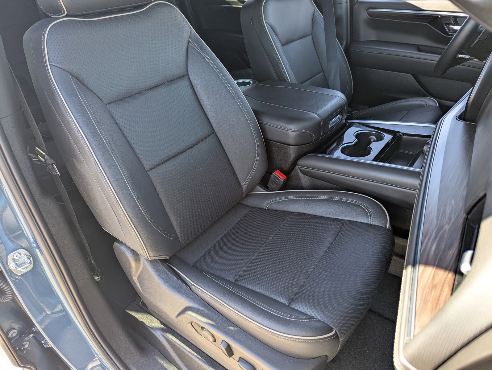 Certified 2025 Chevrolet Suburban Premier image 11