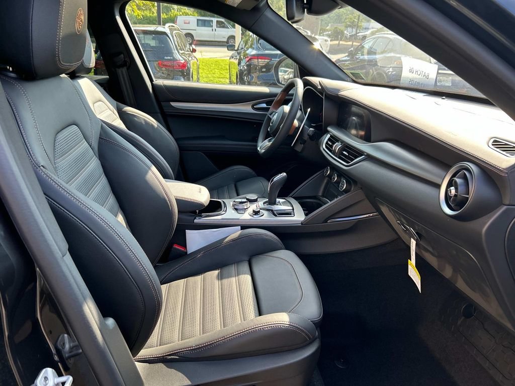 New 2025 Alfa Romeo Stelvio Sprint AWD/4WD image 16