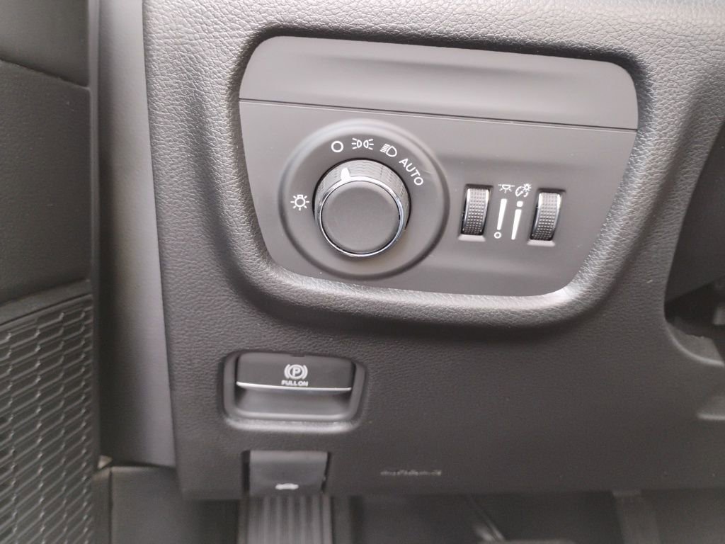 New 2025 Jeep Grand Cherokee Laredo w/ Trailer Tow Package image 38