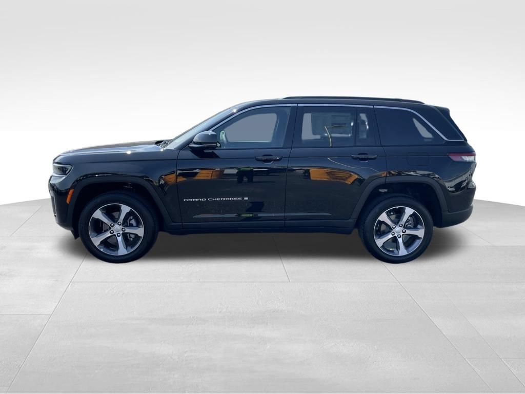 New 2026 Jeep Grand Cherokee Limited w/ Luxury Tech Group II RWD image 5
