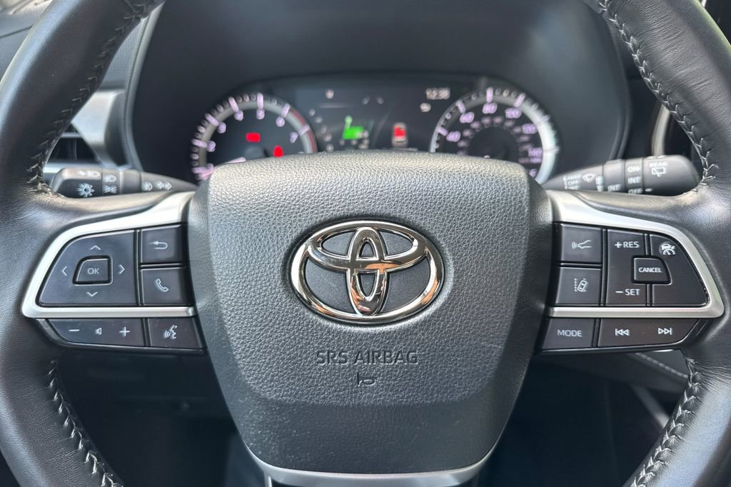 Used 2023 Toyota Highlander LE FWD image 23
