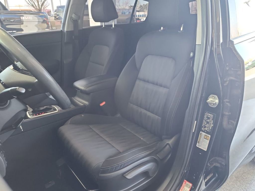 Used 2020 Kia Sportage LX image 18