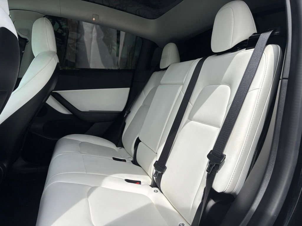 Used 2022 Tesla Model Y Long Range image 10