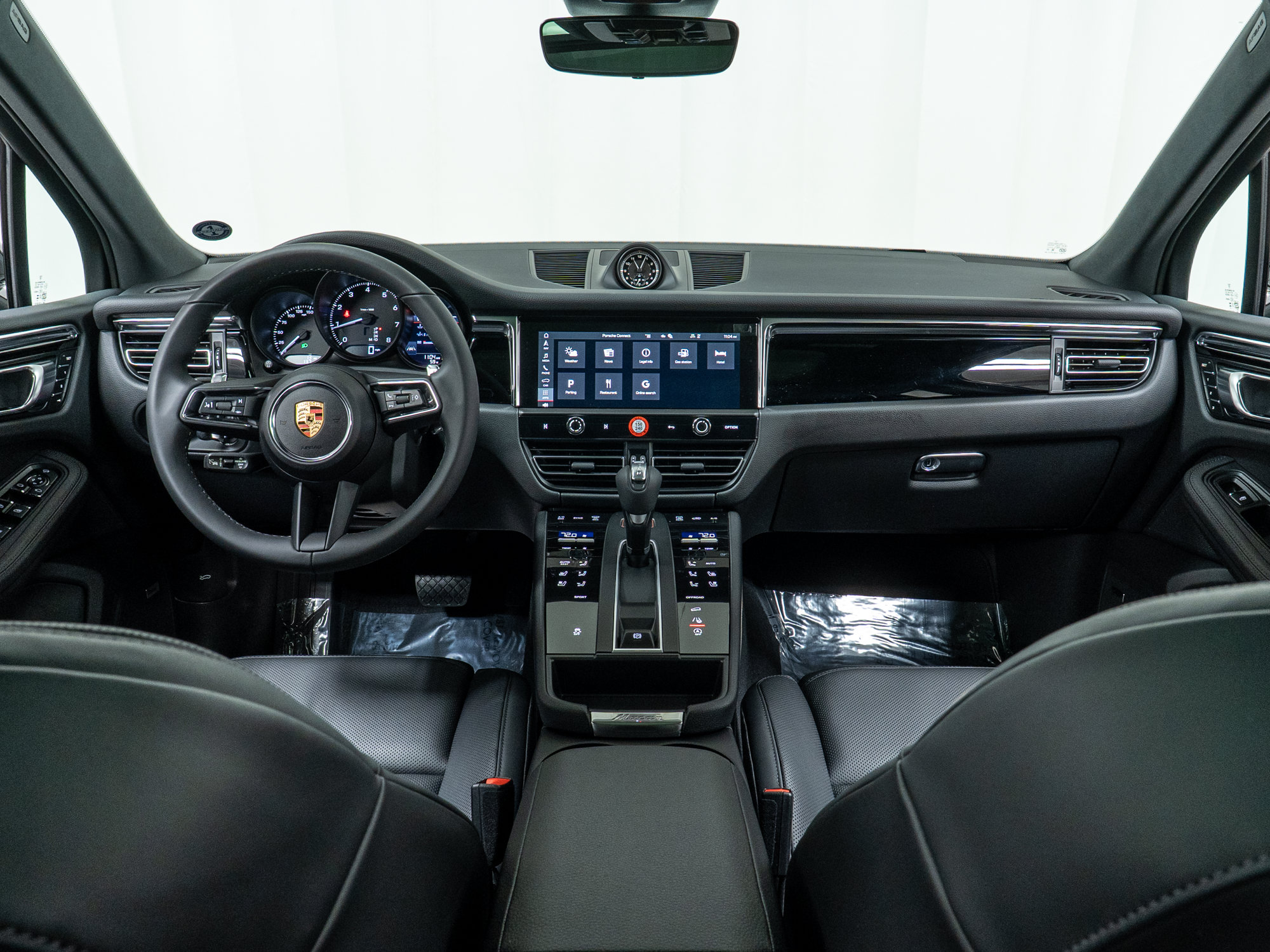 Certified 2025 Porsche Macan AWD/4WD image 18