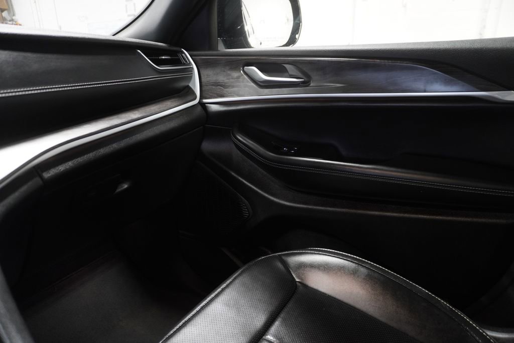 Used 2024 Jeep Grand Cherokee Limited w/ Luxury Tech Group II image 34