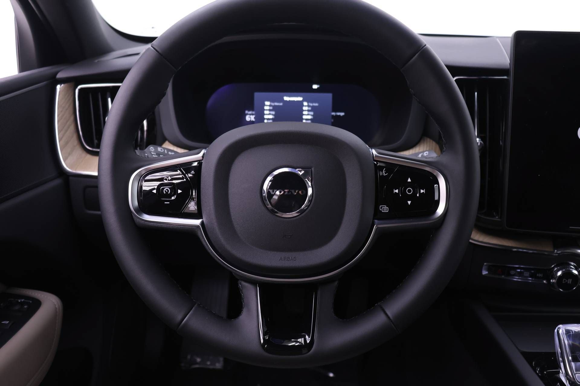 New 2026 Volvo XC60 T8 Plus w/ Climate Package PRO AWD/4WD image 15
