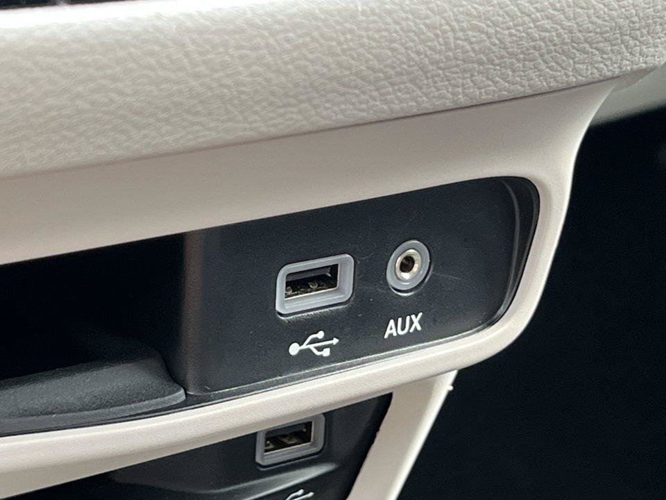 Used 2020 Chrysler Pacifica Touring-L Plus w/ Advanced Safetytec Group FWD image 27