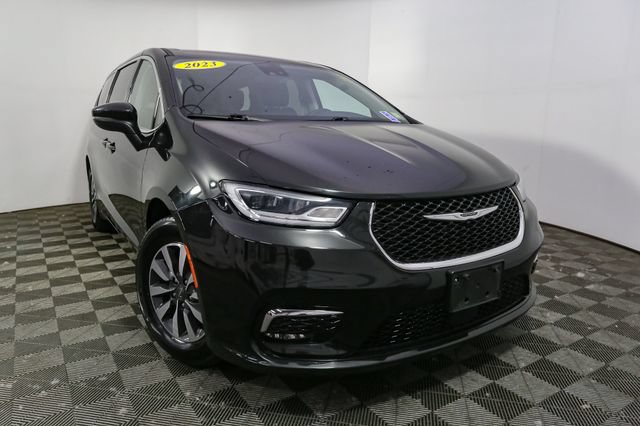 Used 2023 Chrysler Pacifica Touring-L FWD image 3