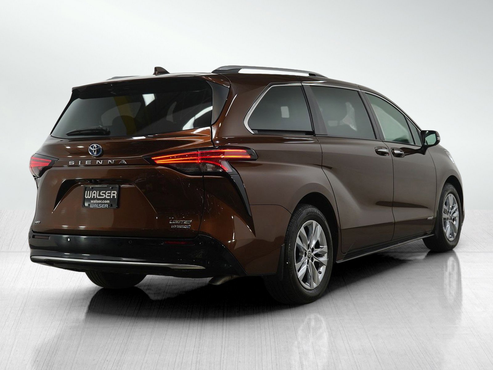 Used 2021 Toyota Sienna Limited image 6