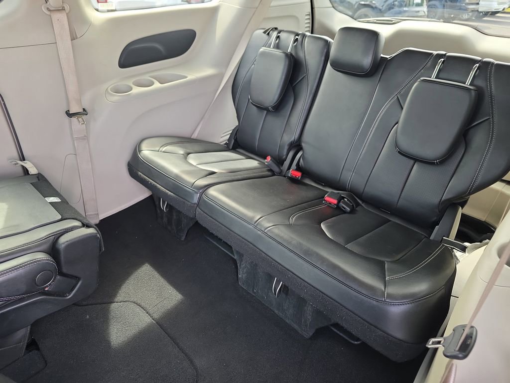 Used 2023 Chrysler Pacifica Touring-L image 32