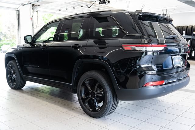 Used 2023 Jeep Grand Cherokee Limited w/ Luxury Tech Group II AWD/4WD image 4