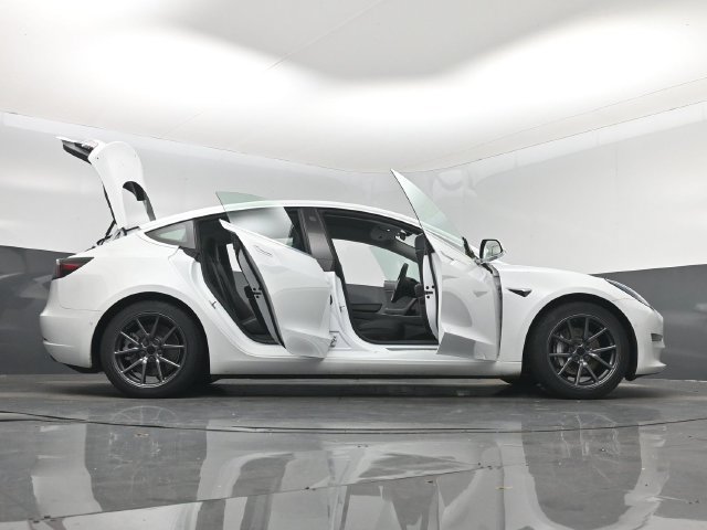 Used 2020 Tesla Model 3 Standard Range RWD image 7