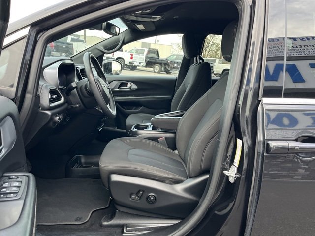 Used 2022 Chrysler Pacifica Touring image 27