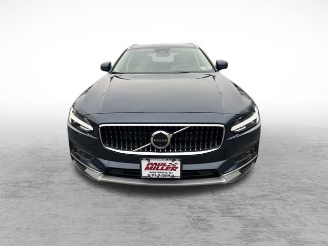 Used 2025 Volvo V90 B6 Cross Country Plus image 2