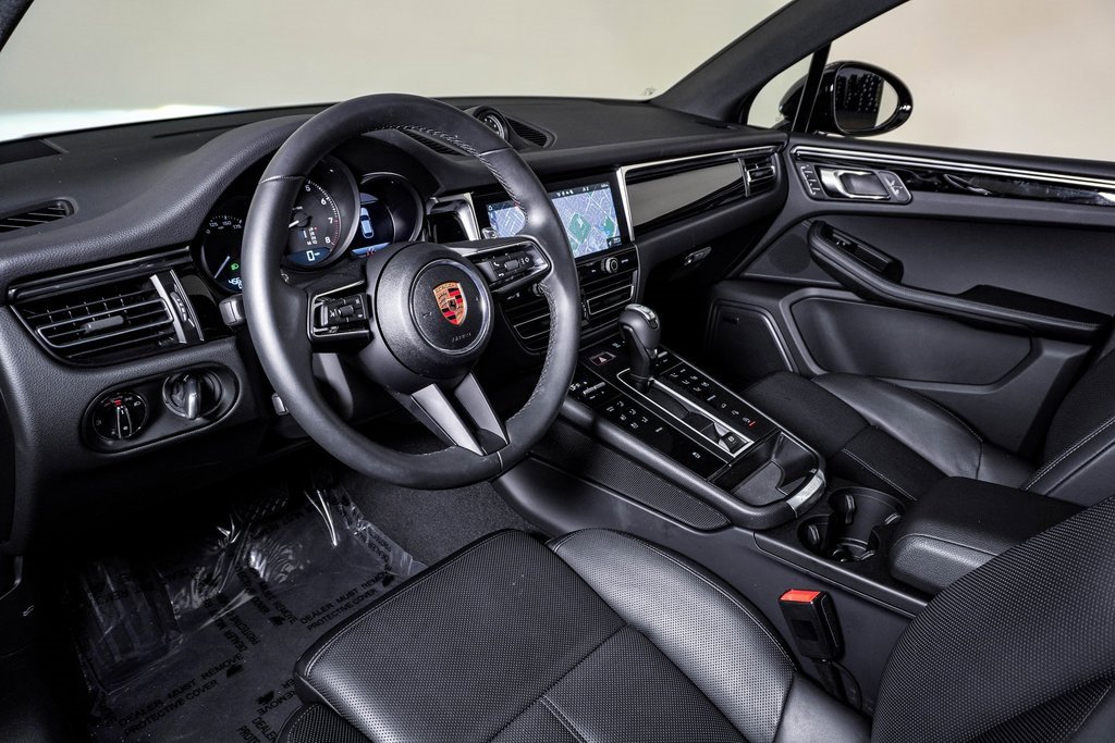 Certified 2025 Porsche Macan image 4