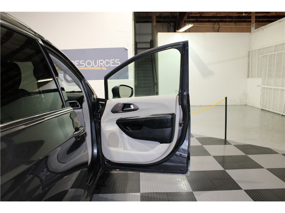 Used 2021 Chrysler Voyager Lxi image 24