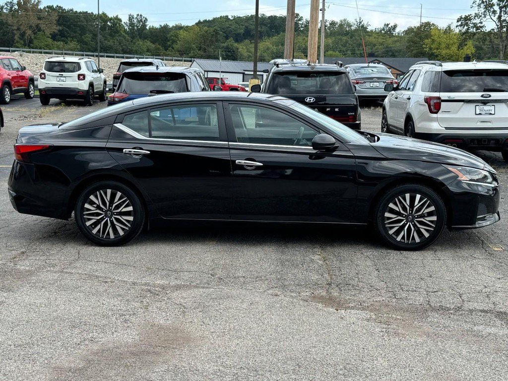 Used 2024 Nissan Altima 2.5 SV FWD image 2