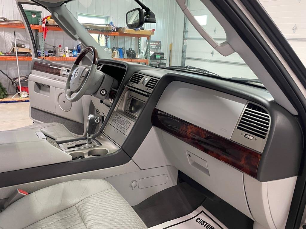Used 2005 Lincoln Navigator Luxury AWD/4WD image 24