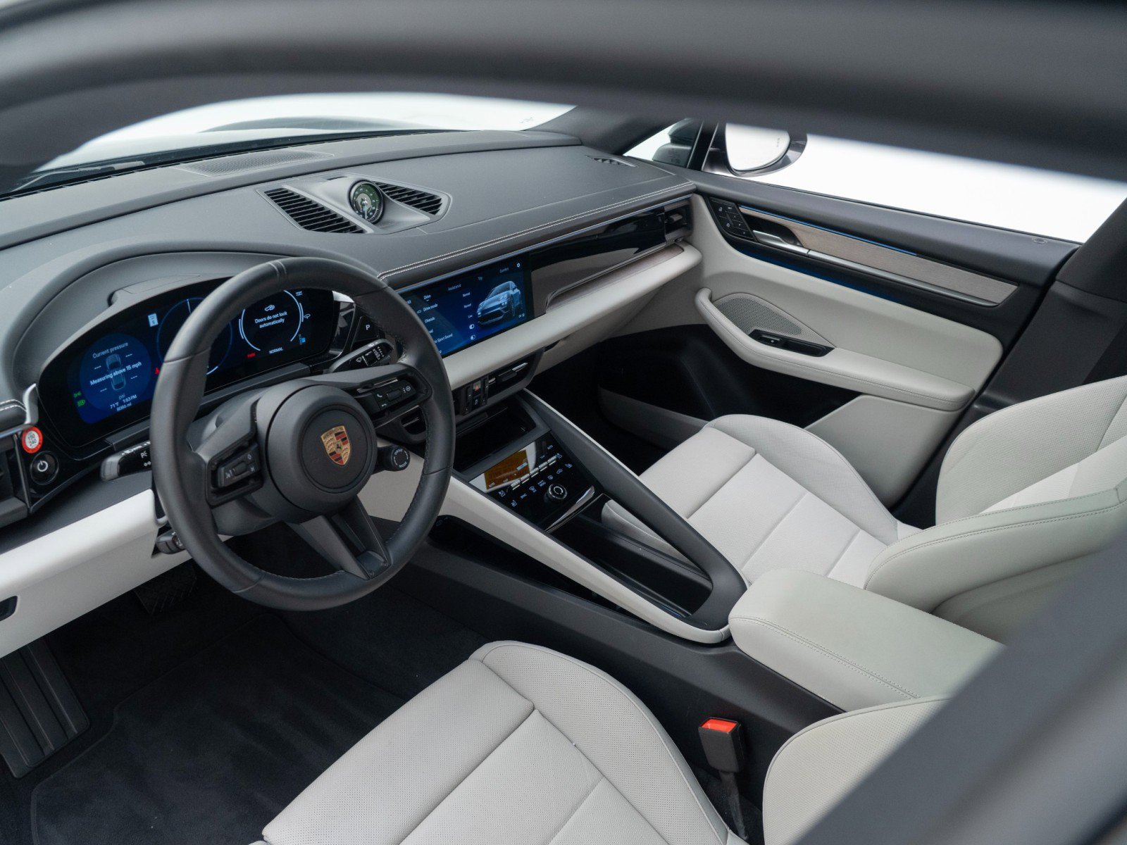 Certified 2025 Porsche Macan Electric image 4