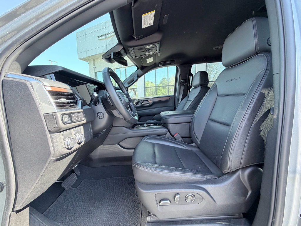 Used 2025 GMC Yukon XL Denali RWD image 22