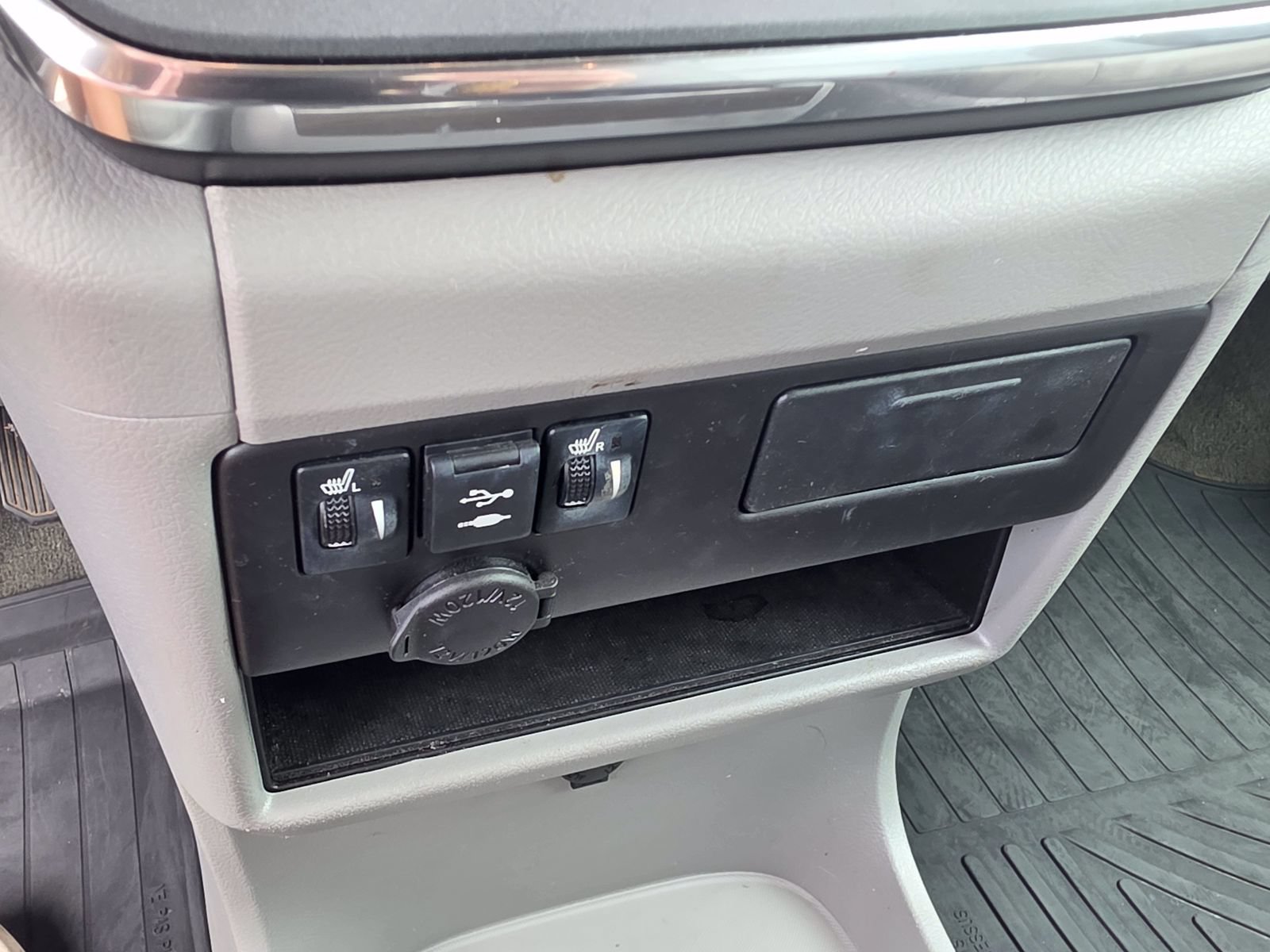 Used 2018 Toyota Sienna XLE w/ XLE Navigation Package FWD image 17