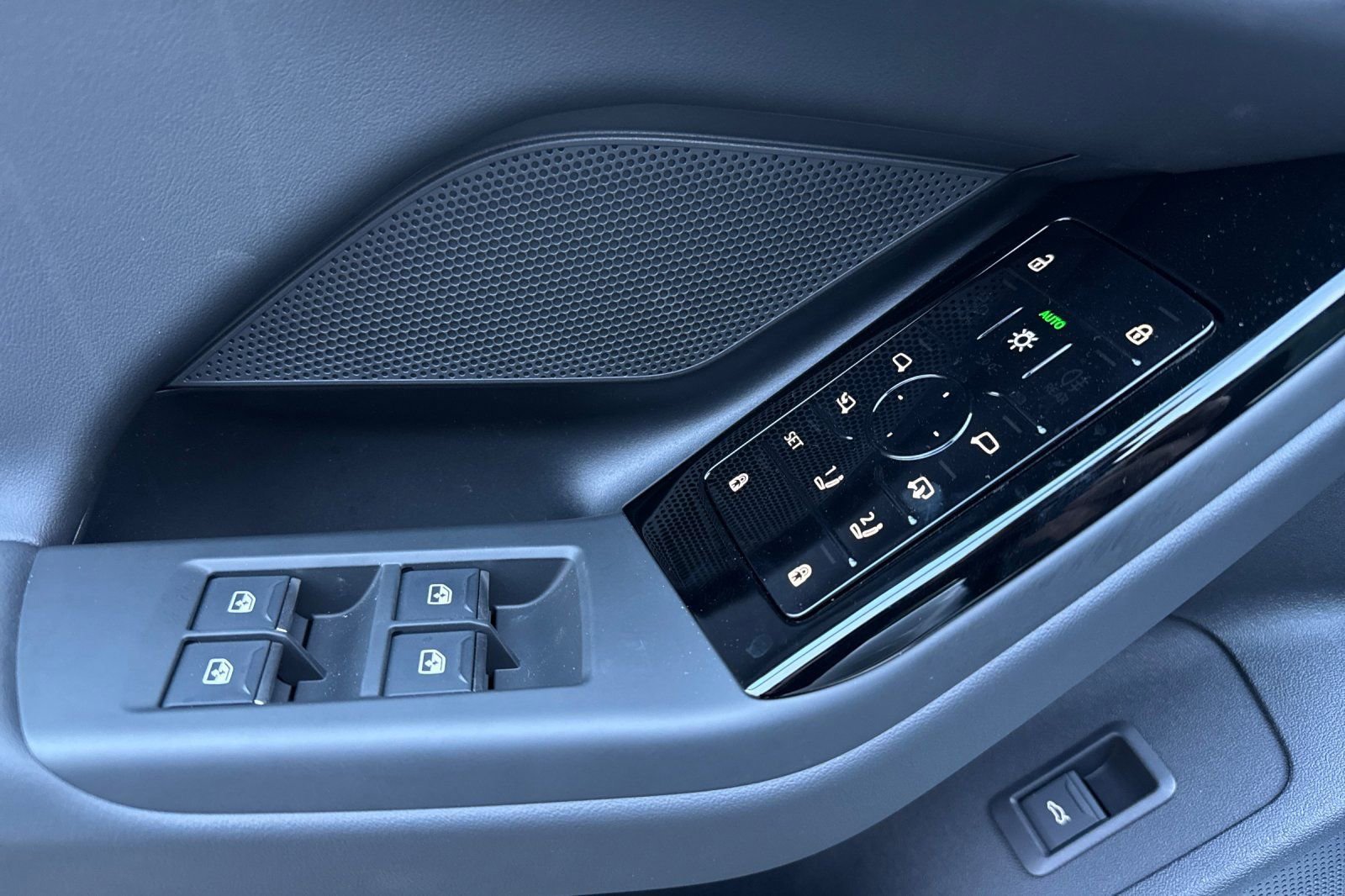 New 2025 Audi A6 e-tron Premium image 8