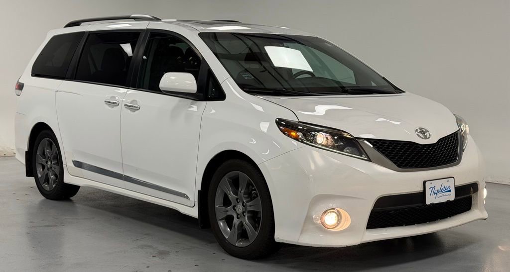 Used 2016 Toyota Sienna SE w/ SE Preferred Package FWD image 3