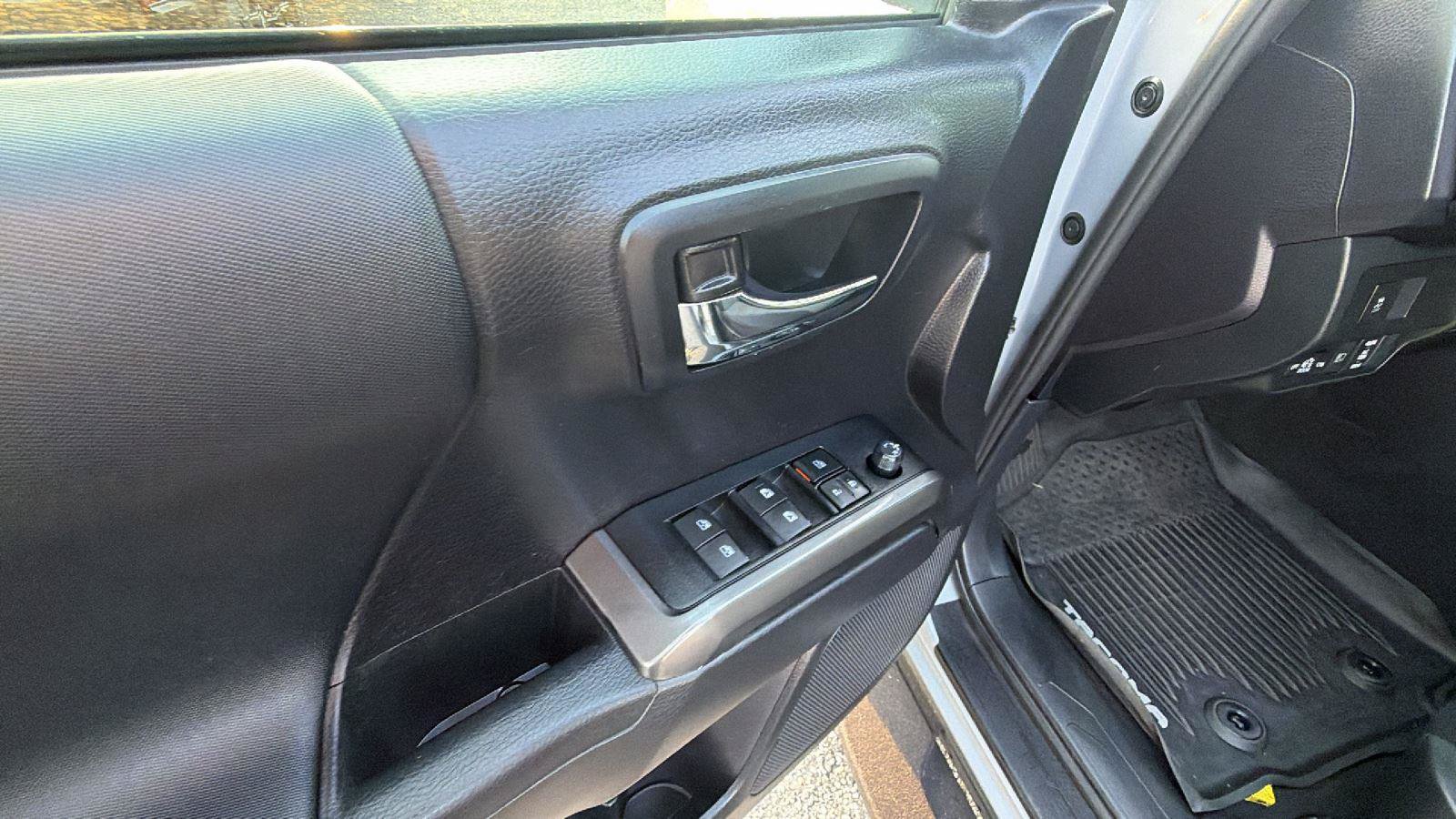 Used 2020 Toyota Tacoma TRD Sport AWD/4WD image 15