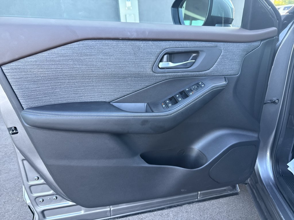 Used 2023 Nissan Rogue SV FWD image 34