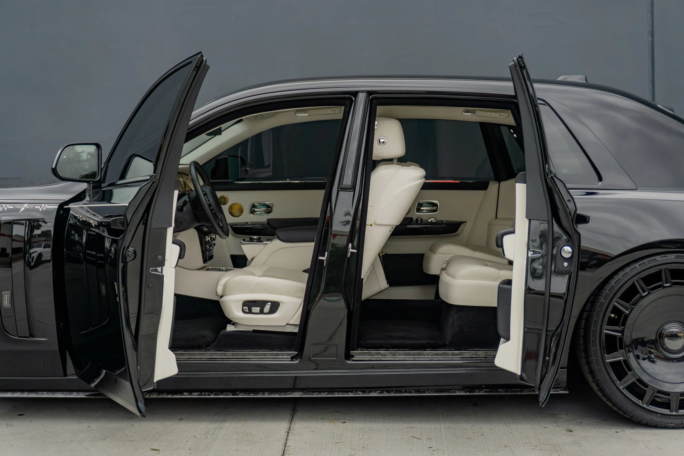 Used 2024 Rolls-Royce Phantom Sedan RWD image 9