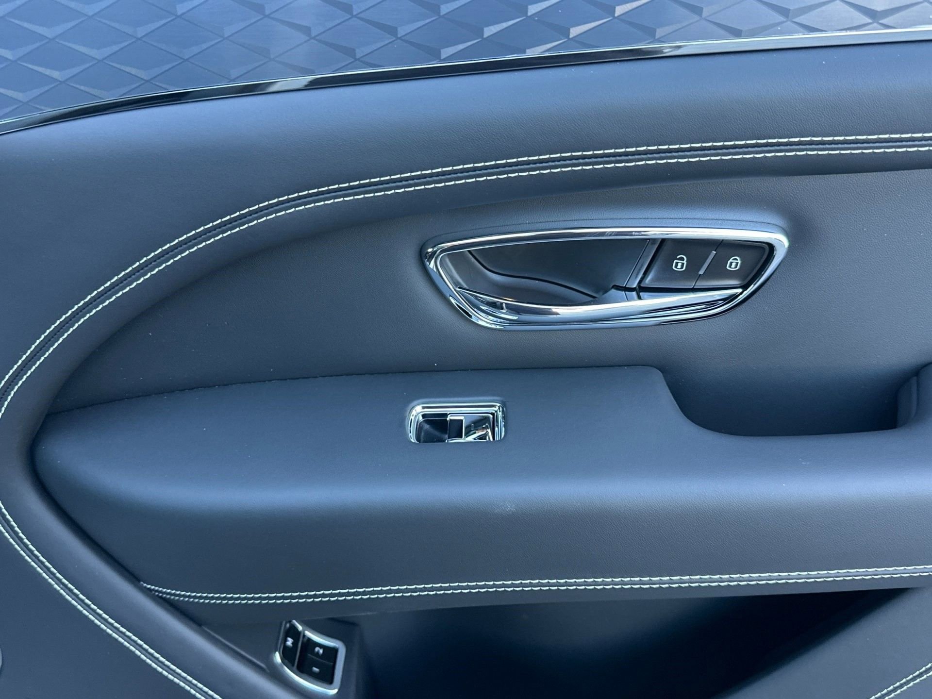 New 2025 Bentley Bentayga image 18