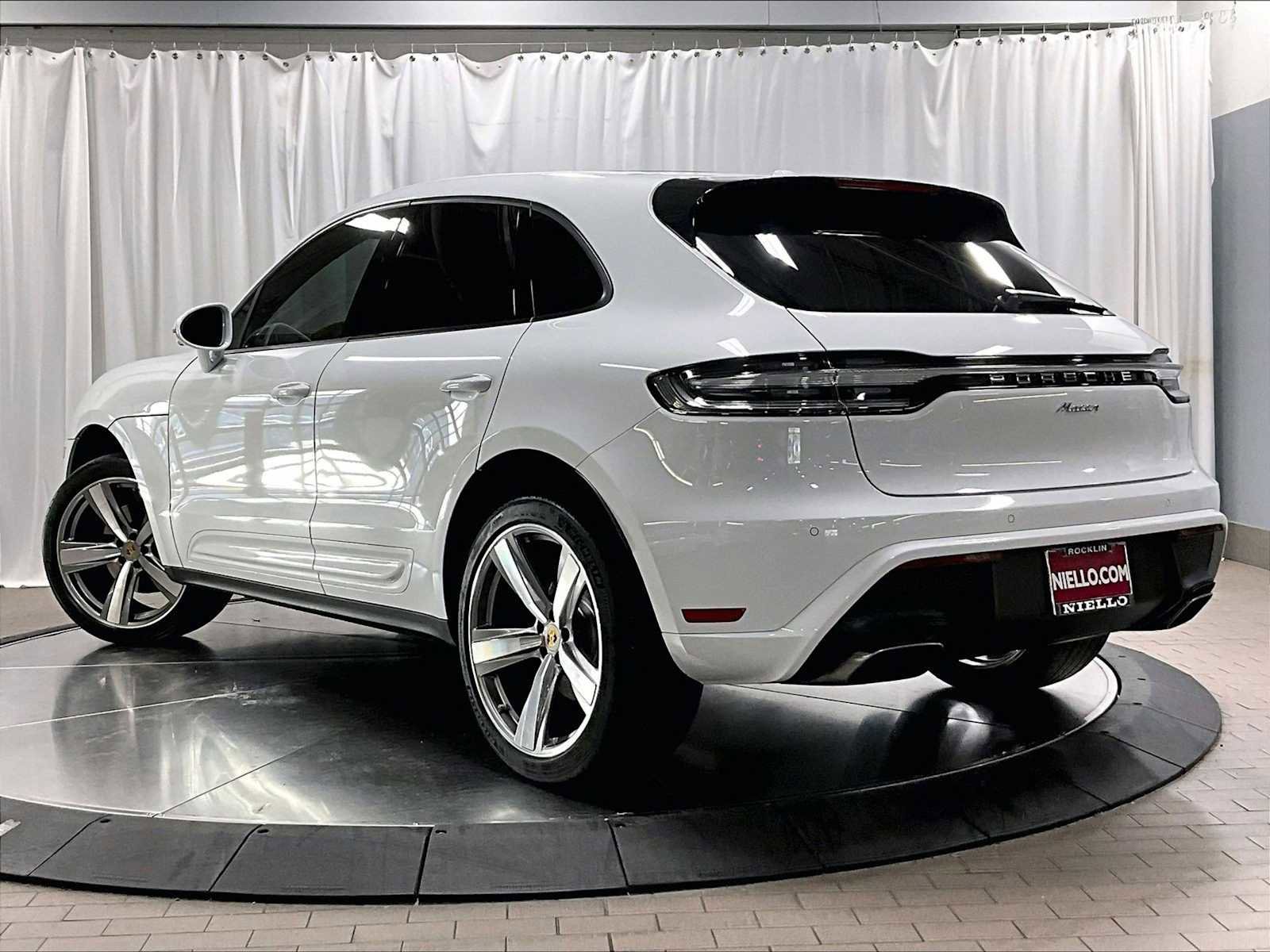 Used 2025 Porsche Macan image 3