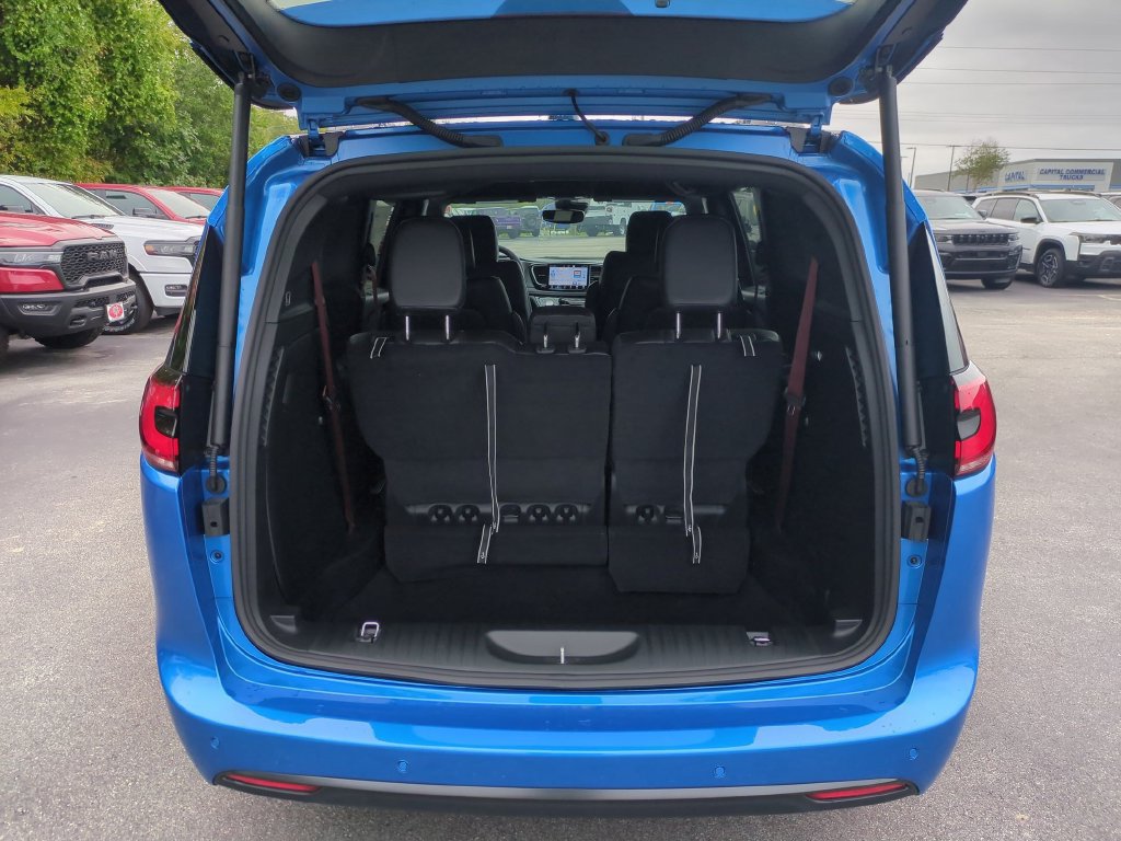 New 2027 Chrysler Pacifica Select FWD image 30