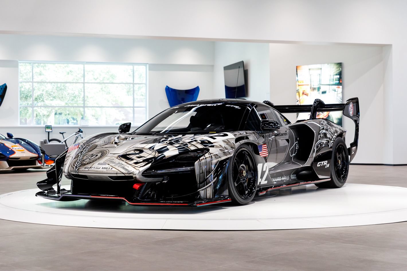 Used 2020 McLaren Senna RWD image 4