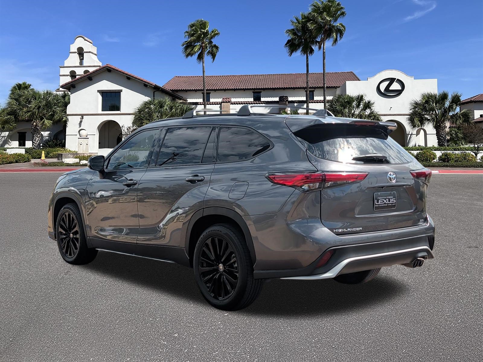 Used 2023 Toyota Highlander XSE FWD image 4