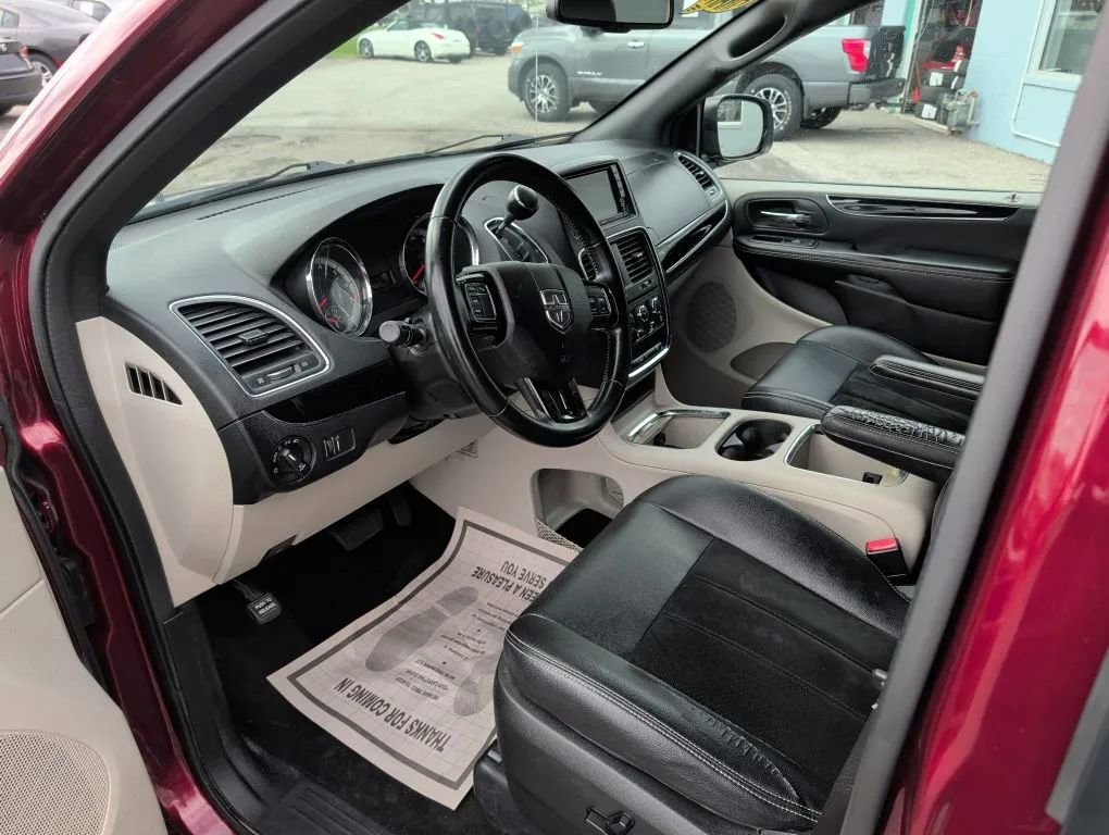 Used 2018 Dodge Grand Caravan SXT image 18