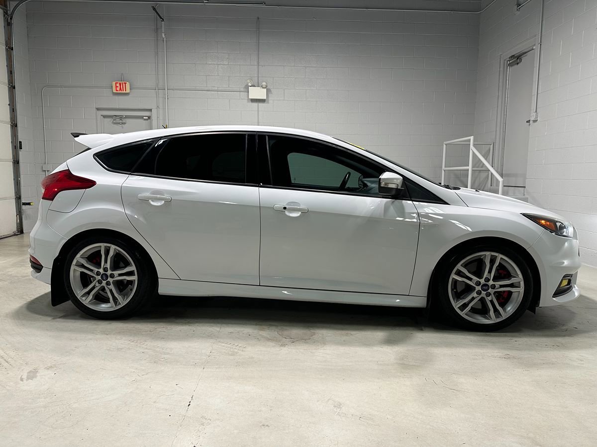 Used 2018 Ford Focus ST w/ Equipment Group 401A FWD image 2