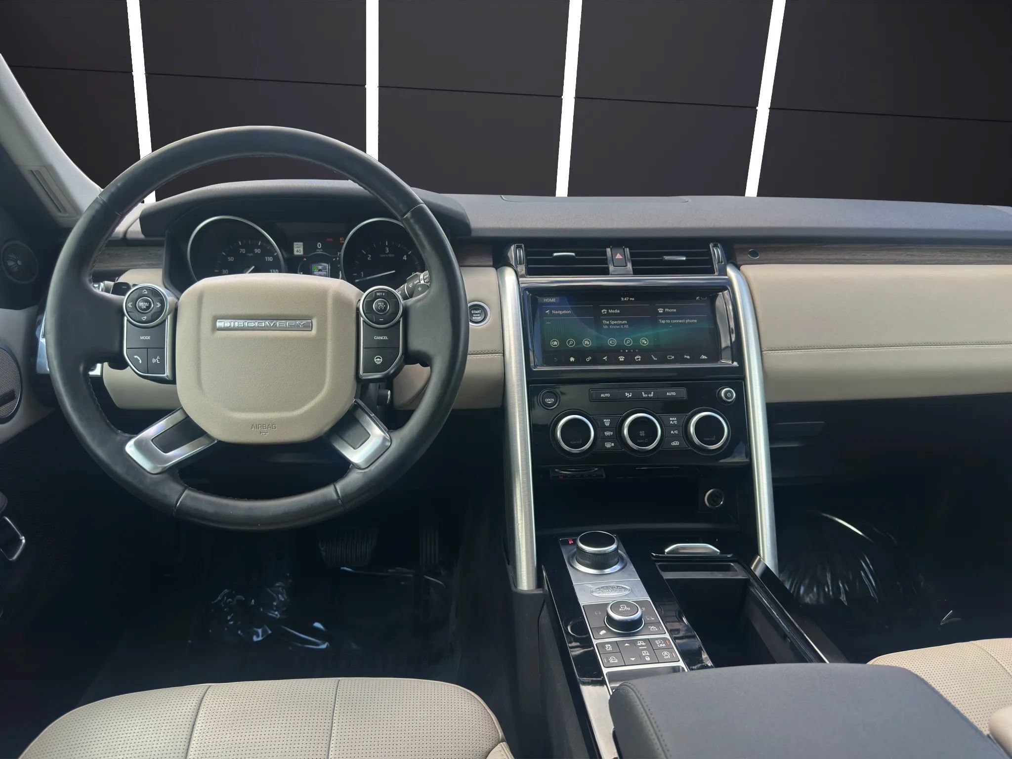Used 2017 Land Rover Discovery HSE AWD/4WD image 17
