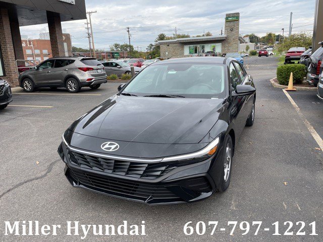 New 2025 Hyundai Elantra SE