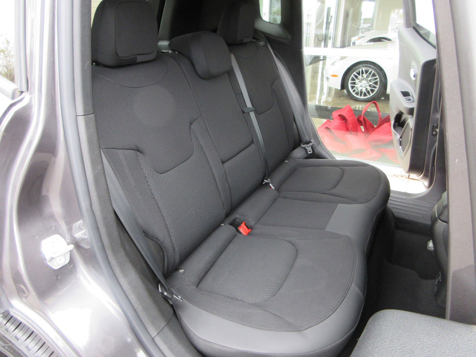 Used 2018 Jeep Renegade Altitude w/ UConnect 8.4 Nav Group FWD image 19