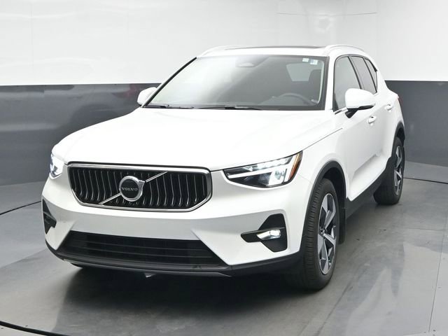 Used 2023 Volvo XC40 B4 Plus w/ Protection Package Premier image 3
