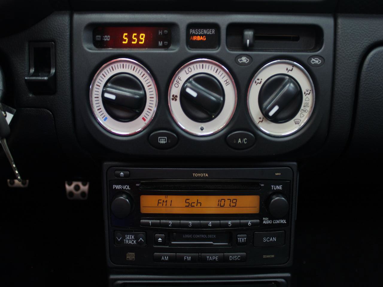 Used 2004 Toyota MR2 RWD image 32