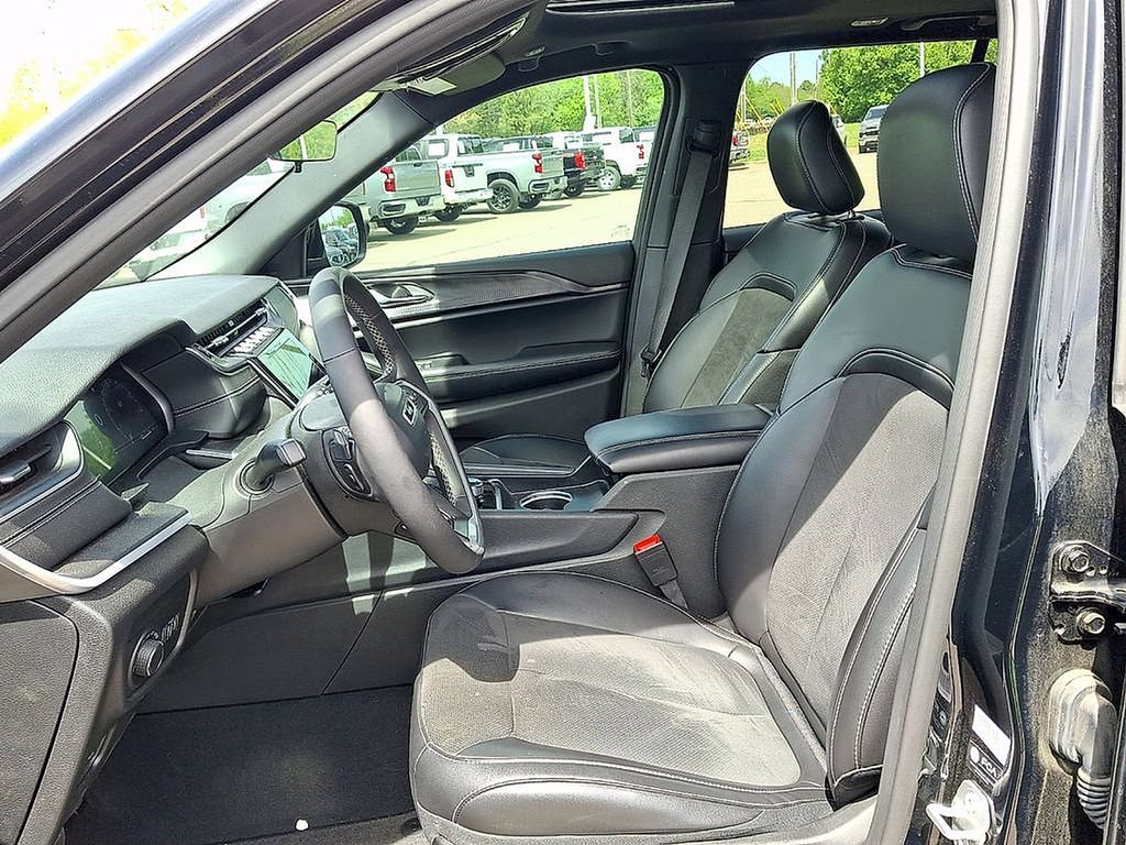 Used 2025 Jeep Grand Cherokee Altitude RWD image 10