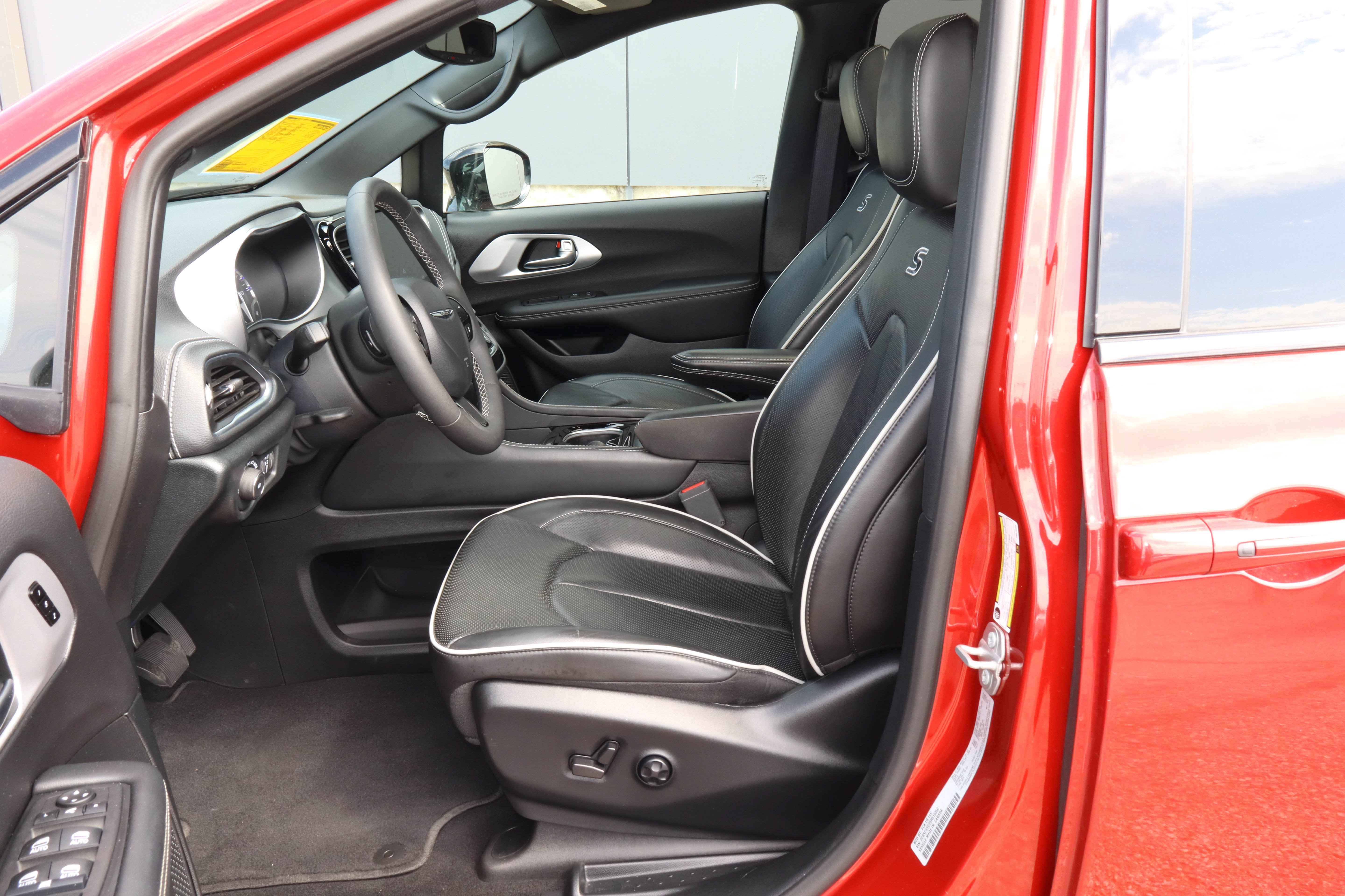 Used 2025 Chrysler Pacifica Limited FWD image 7