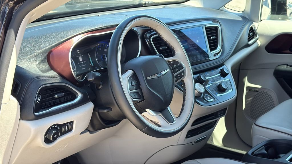 Used 2017 Chrysler Pacifica Limited image 9