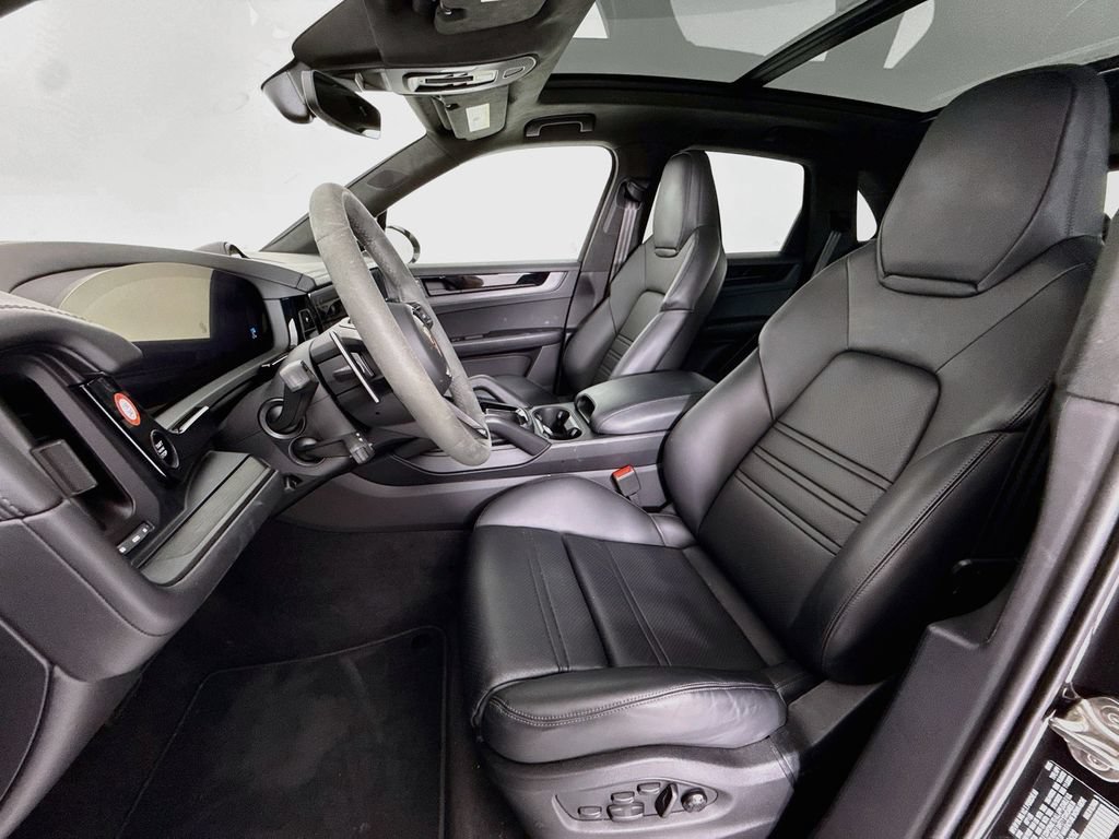 Certified 2025 Porsche Cayenne GTS AWD/4WD image 5