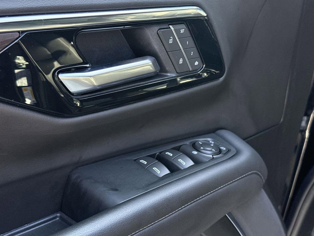 Used 2025 Chevrolet Suburban Z71 image 22