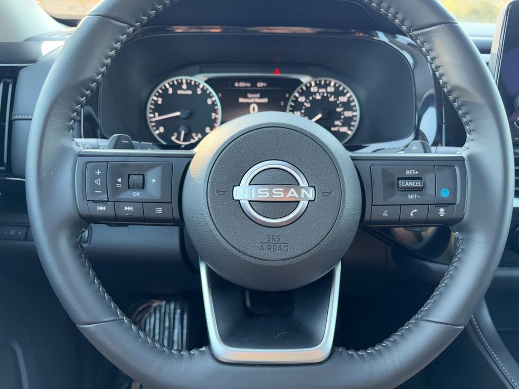 Used 2025 Nissan Pathfinder SV image 11